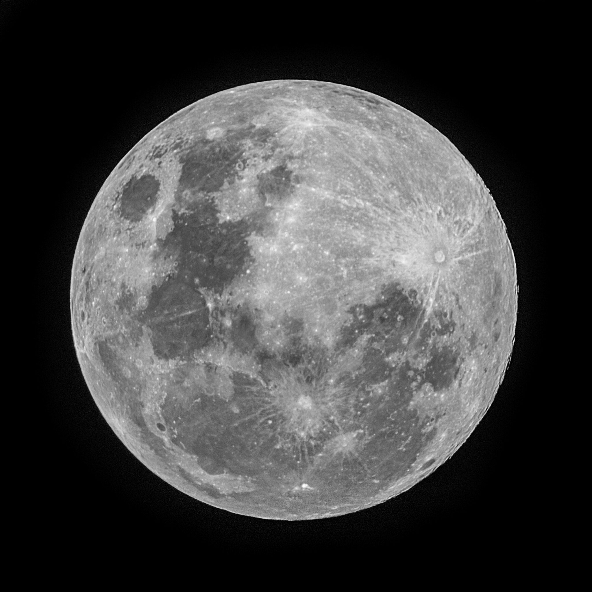 Tonight’s moon is a “supermoon,” the largest full moon in 2022. この海の向こう側